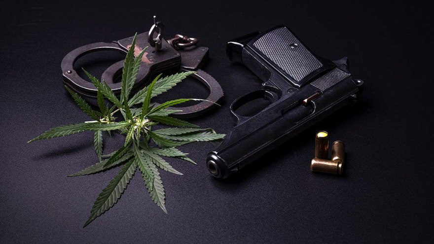Në 2 kontrolle policia e Kumanovës gjeti drogë dhe armë  arrestohen 3 persona
