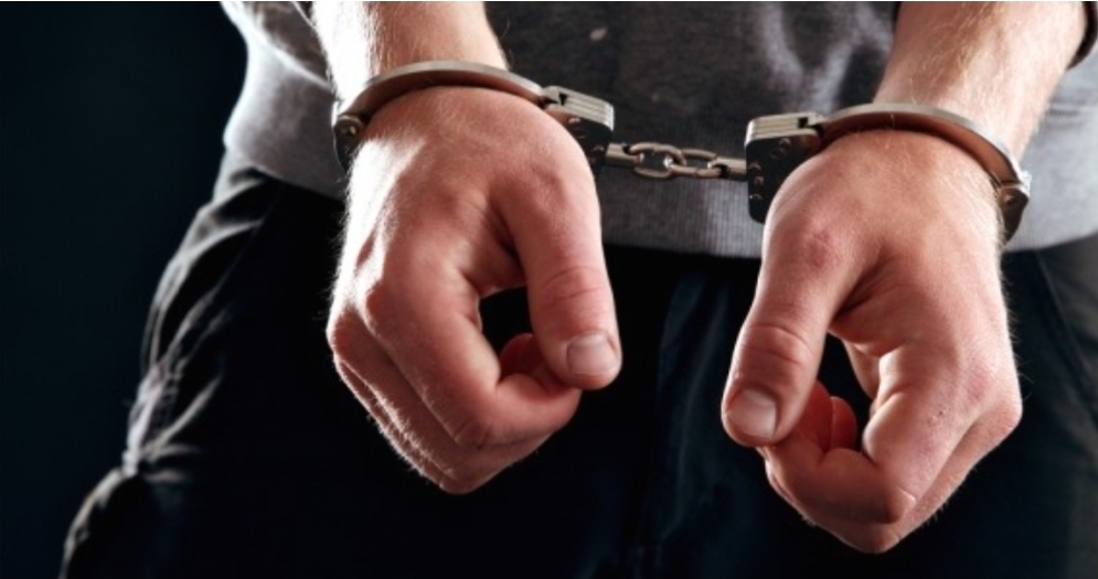 Arrestohet një 22 vjeçar pasi kërcënoi me armë disa persona në stacionin në Zelenikovë