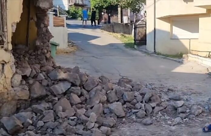Ekskavatori shemb një pjesë të shtëpisë derisa familja ishte duke fjetur
