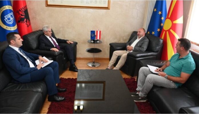 per-here-te-pare-vendoset-flamuri-shteteror-ne-zyren-e-ali-ahmetit-jam-per-shtet-unitar-ishte-edhe-sugjerim-i-ambasadoreve