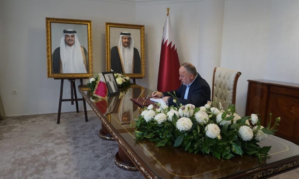 Azizi shpreh ngushëllime në Ambasadën e Katarit në Shkup për ndarjen nga jeta të ish Emirit Sheikh Hamad bin Khalifa Al Thani