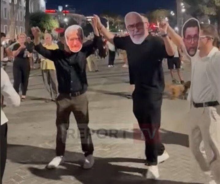  Vallja e hajdutëve  para Kryeministrisë  qytetarët ia marrin valles në protestë të maskuar si politikanë  VIDEO 