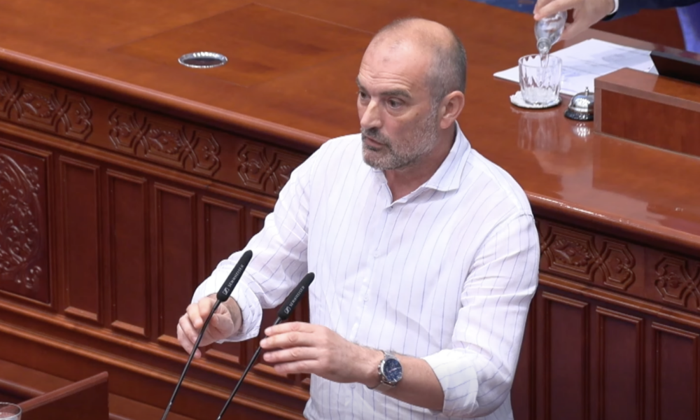 Halil Snopçe nga foltorja e Kuvendit e uron matematicientin Damjan Davkov