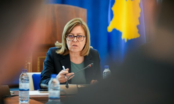 Hykmete Bajrami sërish ngre alarmin për deponinë në Sferkë  Mijëra banorë s guxojnë të dalin e as të hapin dritaret