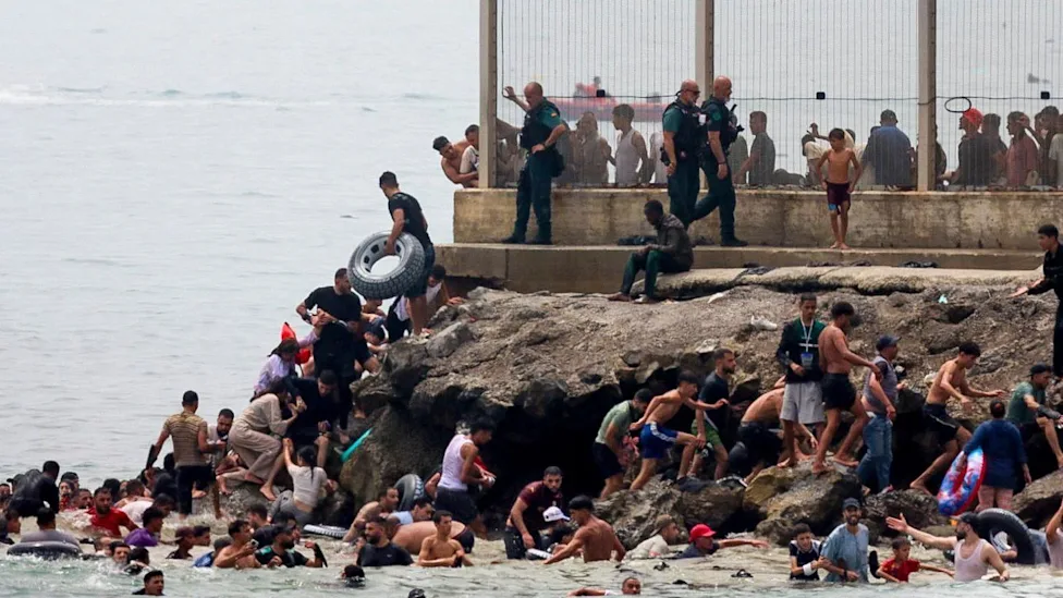 Me not drejt Europës  Qindra emigrantë kalojnë detin për të hyrë në Spanjë