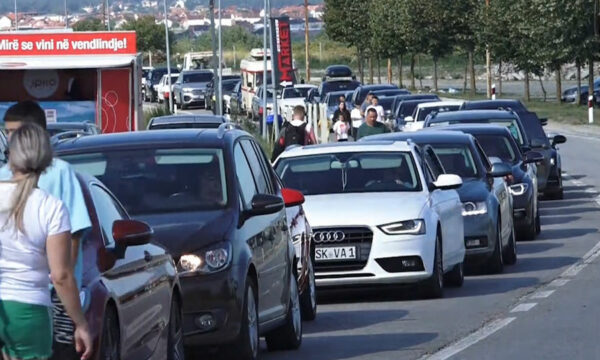 Fluks i madh nëpër kufij  Mërgimtarët po presin deri në 1 orë