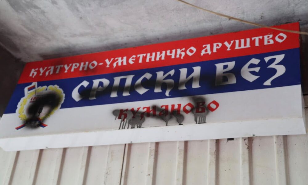 Persona të panjohur shkarravisin tabelën e shoqatës  Srpski Vez  në Kumanovë