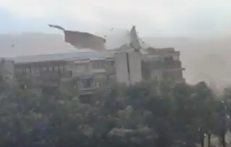 Stuhi e fuqishme përfshin Shkupin  fluturojnë pjesë të çative të Poliklinikës në Çair  dhe ndërtesave në lagje tjera  VIDEO 
