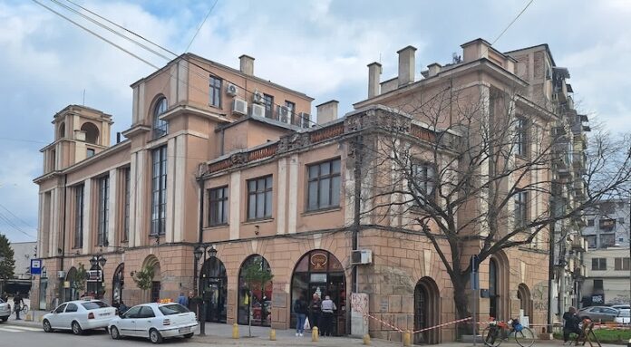 femra-sulmon-nje-femer-tjeter-ne-nje-restorant-ne-kumanove