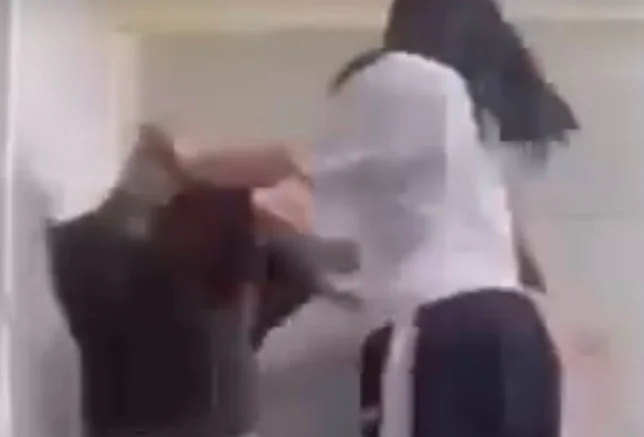Alarmuese  Video e re e dhunës mes të miturve trondit rrjetet sociale