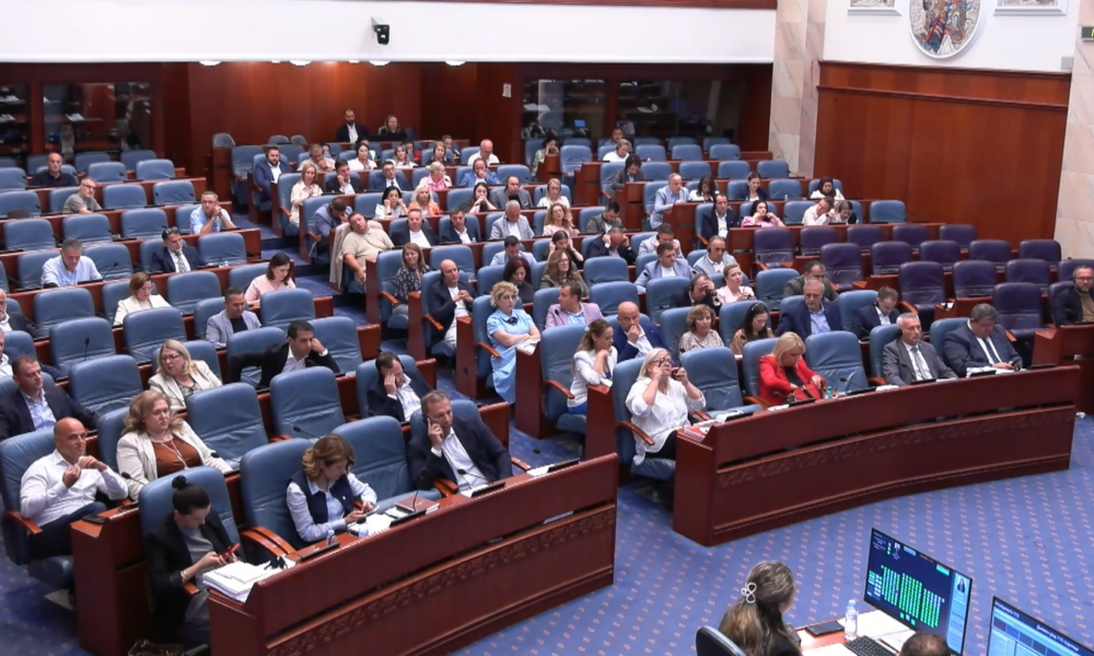 bllokimi-i-ligjeve-ne-kuvend-mickoski-opozita-eshte-fundosur-ne-mocal-politik