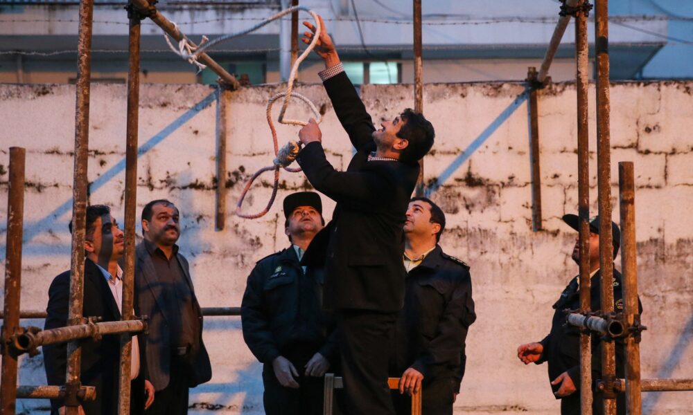 mbi-1-500-te-denuar-me-vdekje-ne-iran-futen-ne-greve-urie
