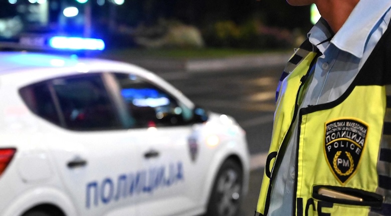 Arrestohen dy persona në Shkup  Njëri hodhi marijuanë dhe sulmoi policët  tjetri tentoi të pengonte arrestimin