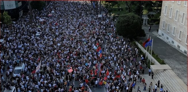 aktori-nxjerr-prapaskenat-protesta-e-kreu-misionin-e-saj-tani-eshte-marre-ne-dore-nga-pd