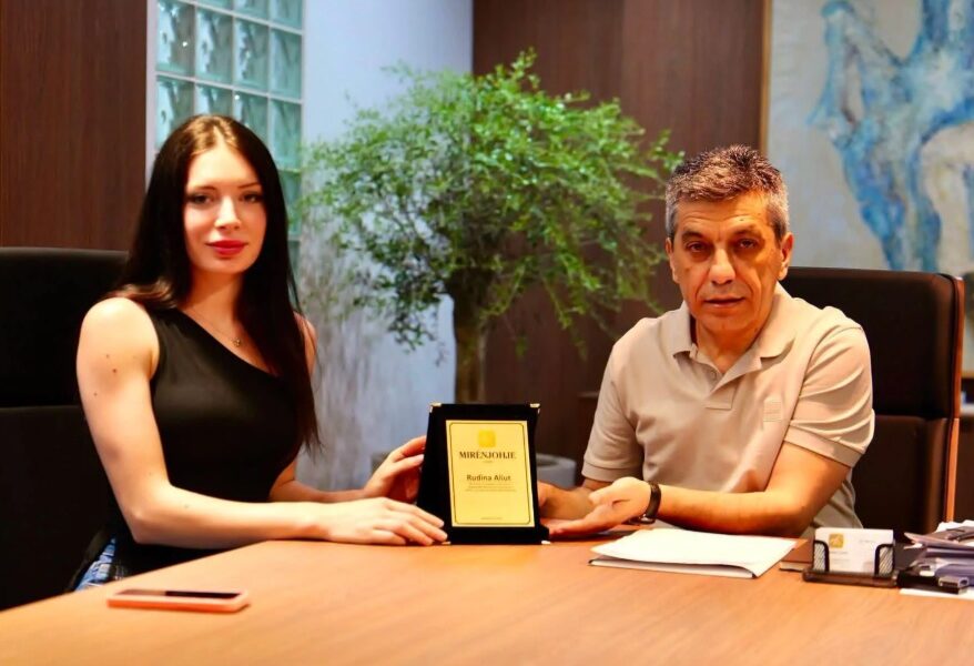 Mexhiti  Kënaqësi ta mirëpres Rudina Aliun  me medaljen e bronztë nga Kampionati Botëror i Karatesë