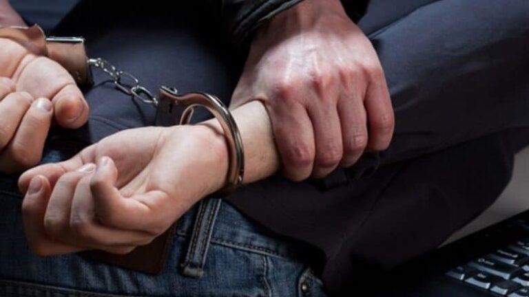 2 turke arrestohen pasi i sulmuan policët në  Bit Pazar  të Shkupit