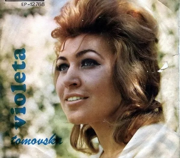 violeta-tomovska-kaloi-tete-ore-e-bllokuar-nen-rrenojat-e-termetit-te-shkupit-germoi-me-duar-per-te-shpetuar