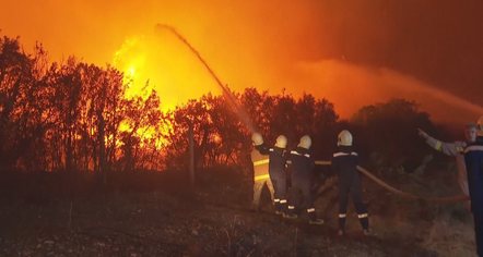 Betejë me zjarret në 7 zona  Ministria e Mbrojtjes për situatën  10 vatra aktive  në Lurë aksion me 300 forca e 2 avionë  Prioritet jeta e qytetarëve