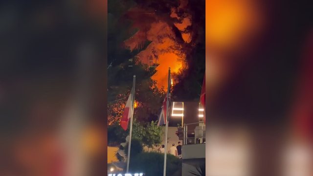 Zjarr në zonën e Ujit të Ftohtë në Vlorë  një hotel rrezikohet nga flakët 
