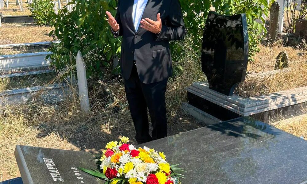Menduh Thaçi nderon Arben Xhaferin në përvjetorin e ndarjes nga jeta