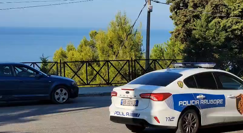 Aksident pranë  Vilës së Zogut  në Durrës  makina del nga rruga dhe përfundon në humnerë