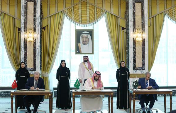 Turqia  Arabia Saudite dhe Pakistani firmosin marrëveshjen e mbrojtjes në Mekë  Sulmi ndaj njërit  sulm ndaj të treve