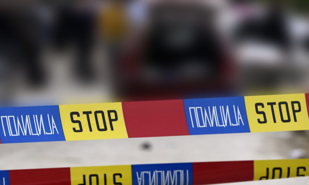 Qëllohet nga plumbi i revoles  vetura e parkuar në oborr  në rajonin e Likovës