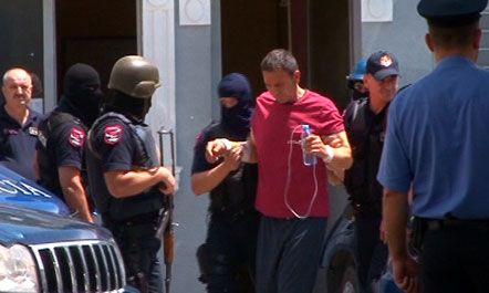 Donte të merrte pjesë në varrimin e të ëmës   Burgjet  refuzojnë kërkesën e Çapjas  Policia nuk garanton dot sigurinë