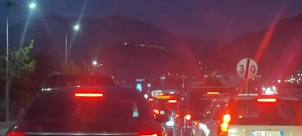 trafik-i-renduar-ne-lezhe-milot-fluks-i-larte-automjetesh-ne-daljet-e-qytetit