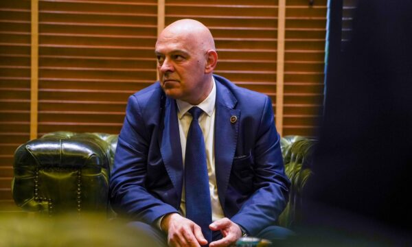 Gjini  Sonte Kosovën e shohin me dhimbje miqtë ndërsa me gëzim armiqtë  Kurti po ia qet faqen e zezë vendit