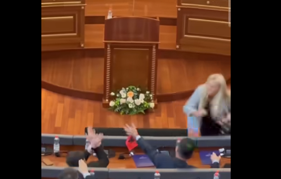 Pamje të tij si ushtar më 1999   Nol Nushi ironizon me foton e Kurtit ku shihet duke u mbrojtur nga vezët