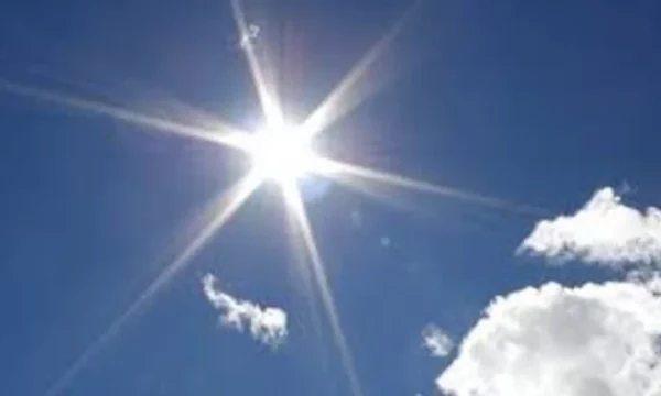 Temperatura të larta edhe të dielën  maksimalja pritet të arrijë deri në 34 gradë  pasdite mund të ketë reshje shiu në disa zona