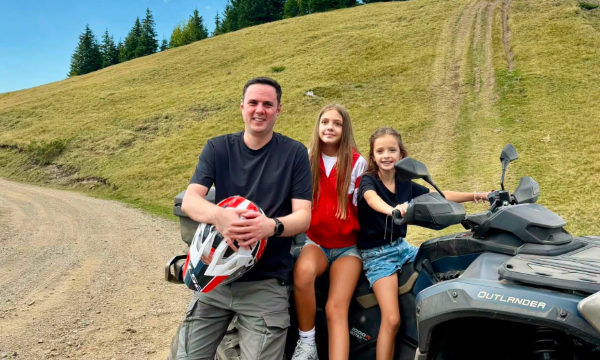 Abdixhiku shkëputet pak nga politika  publikon foto me vajzat nga bjeshkët e Istogut