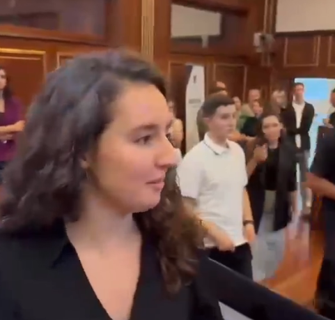  Që dy vjet s kemi qeveri    fjalia që i kushtoi Olsa Sadikut me përjashtim nga Kuvendi i të Rinjve  pas përplasjes së deputetëve