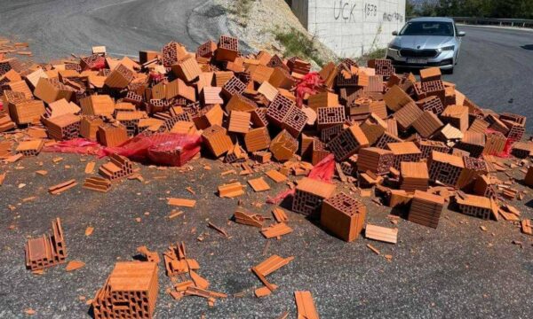 I ranë bllokat në rrugë  shoferi i kamionit gjobitet në Prizren