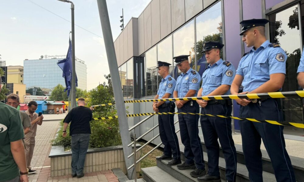 RDK e rrethon Qeverinë me shirit të rrezikshmërisë  Pushteti pengmarrës i deputetit Albin Kurti dhe LVV së po e rrezikon demokracinë dhe shtetin