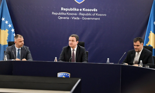 Kurti  Serbia ka bllokuar mbi 2 1 milionë euro për shqiptarët e Luginës  ato duhet të zhbllokohen