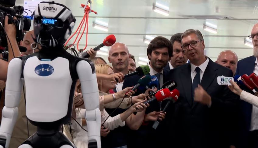 Vuçiq në hapjen e një fabrike kineze në Serbi  Robotët kinezë së shpejti në ushtrinë serbe