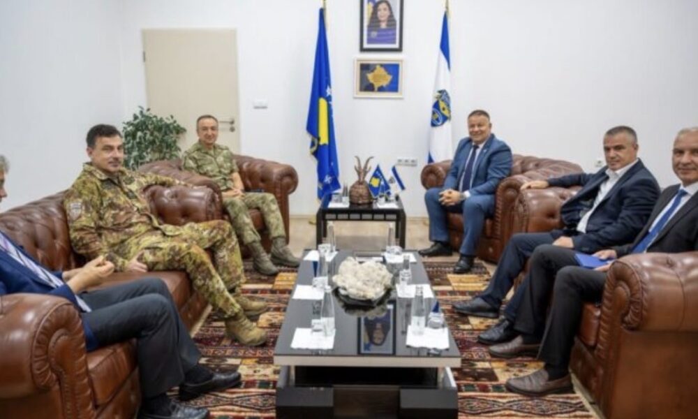 Siguria në Kosovë në fokus  Komandanti i KFOR it takohet me drejtorin e i Policisë