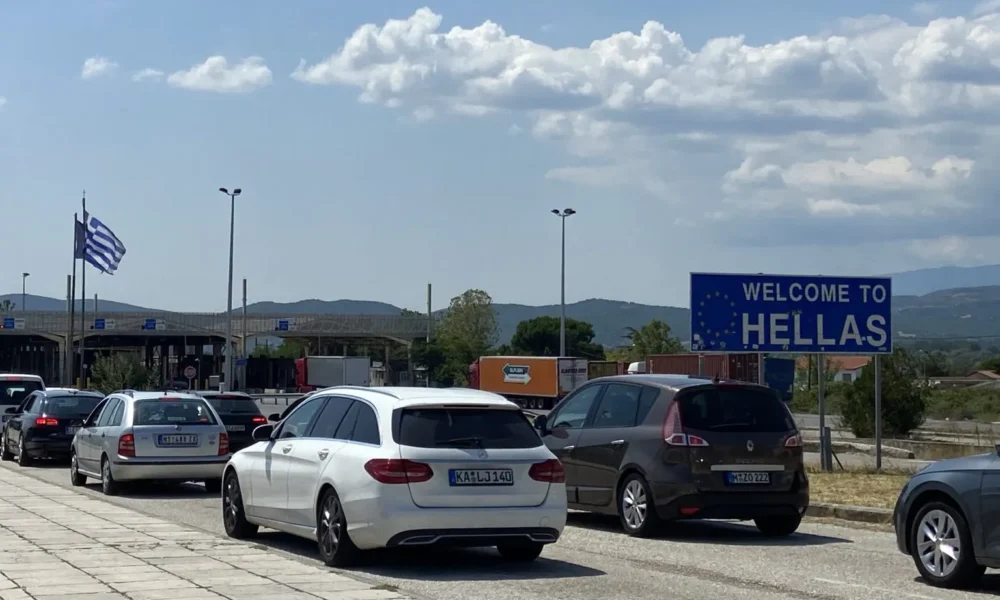 Doganierët grekë sekuestruan mbi një mijë shishe freon të paligjshëm  296 u zbuluan në një kamion nga Maqedonia