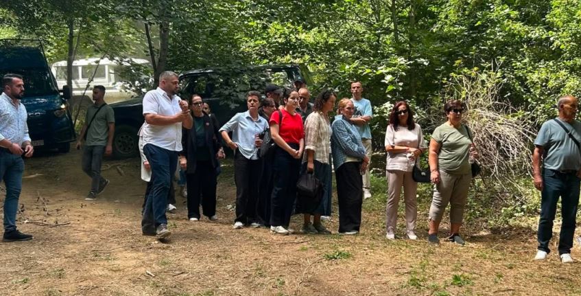 Familjarët e personave të zhdukur vizitojnë lokacionin e varrit masiv në Zubin Potok