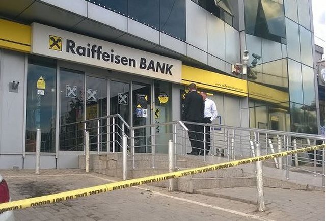 Zbulohet skema sesi dy persona hakeruan Raiffeisen Bank duke i marrë 200 mijë euro klientëve