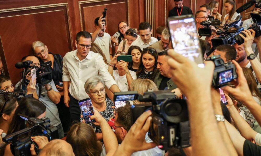  Nuk zmbrapsemi  Nuk dorëzohemi  Nuk ndalemi   Donika Gërvalla shkruan pas përplasjeve në Kuvend