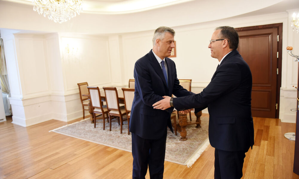 hashim-thaci-jep-mesazhin-e-forte-para-aktgjykimit-ne-hage-pozite-dhe-opozite-uluni-ne-nje-tryeze