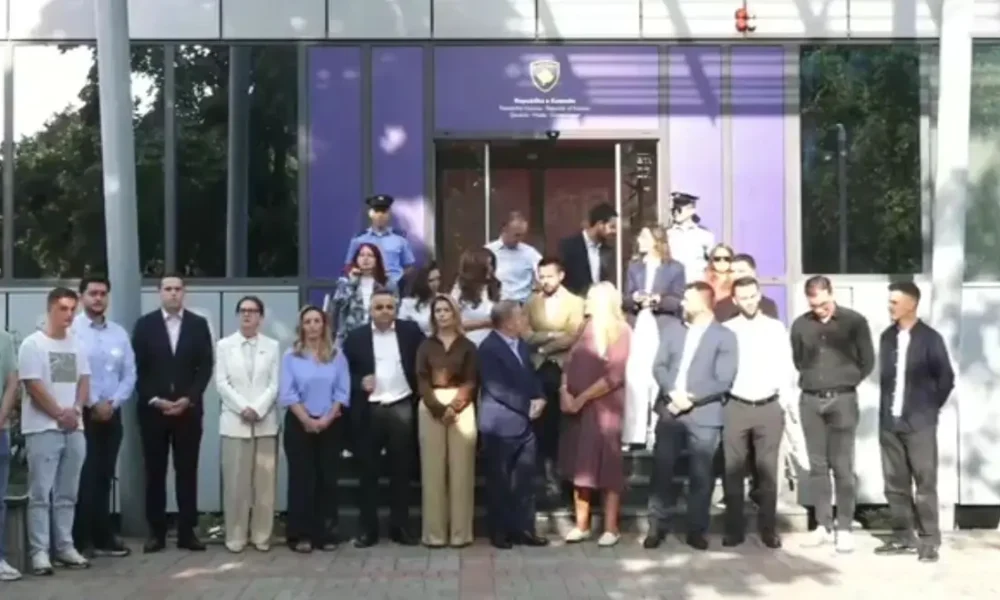 Opozita dhe studentët protestojnë para Qeverisë  Kosova është në krizë