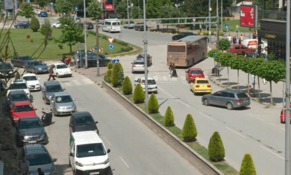 Tavolina  mallra e vetura në trotuaret e Tetovës  Qytetarët kërkojnë lirimin e hapësirave publike