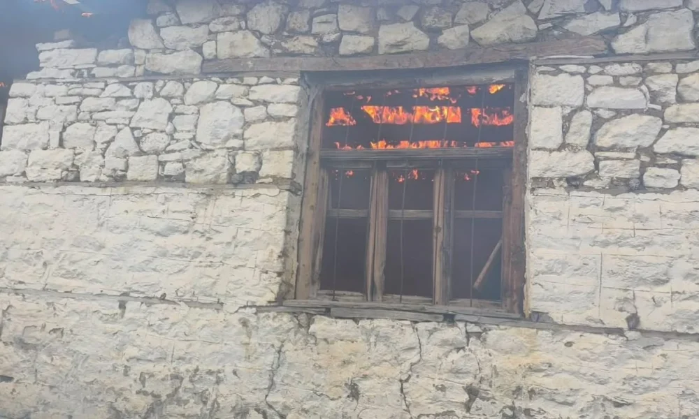 zjarr-ne-nje-pallat-ne-golem-perfshihet-nga-flaket-nje-apartament-ja-cfare-dyshohet