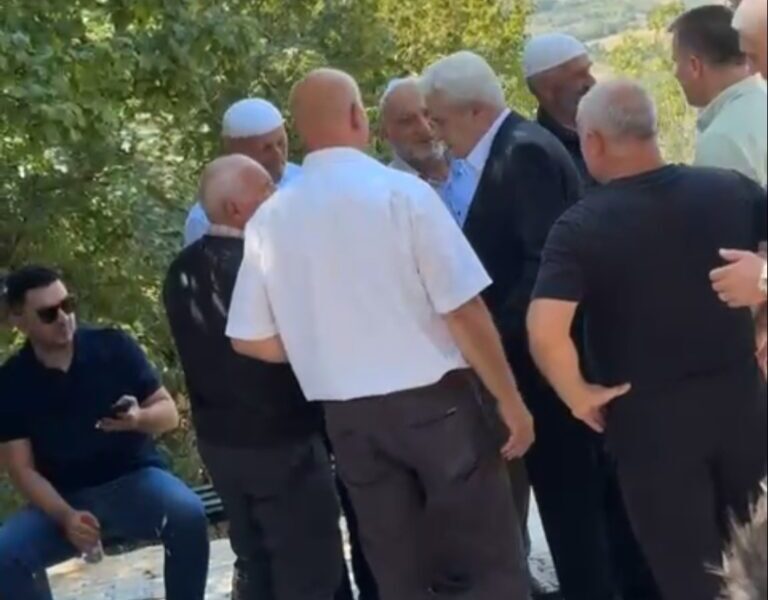 Ali Ahmeti merr pjesë në varrimin e babait të Izet Mexhitit