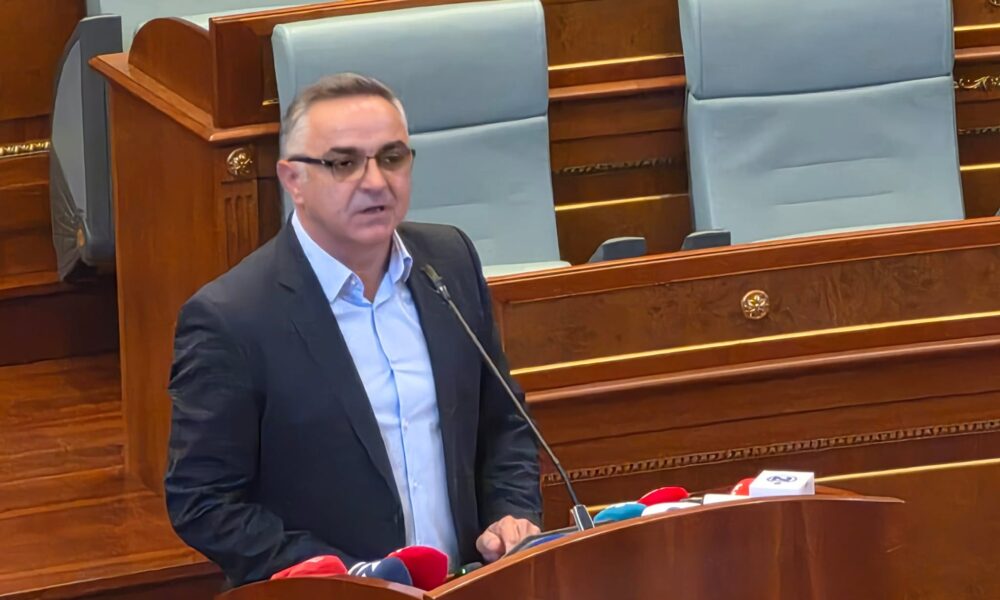 Tahiri  Mendojnë se do të lodhemi  por ne s kemi punë tjetër veç të vijmë në sallën tonë 