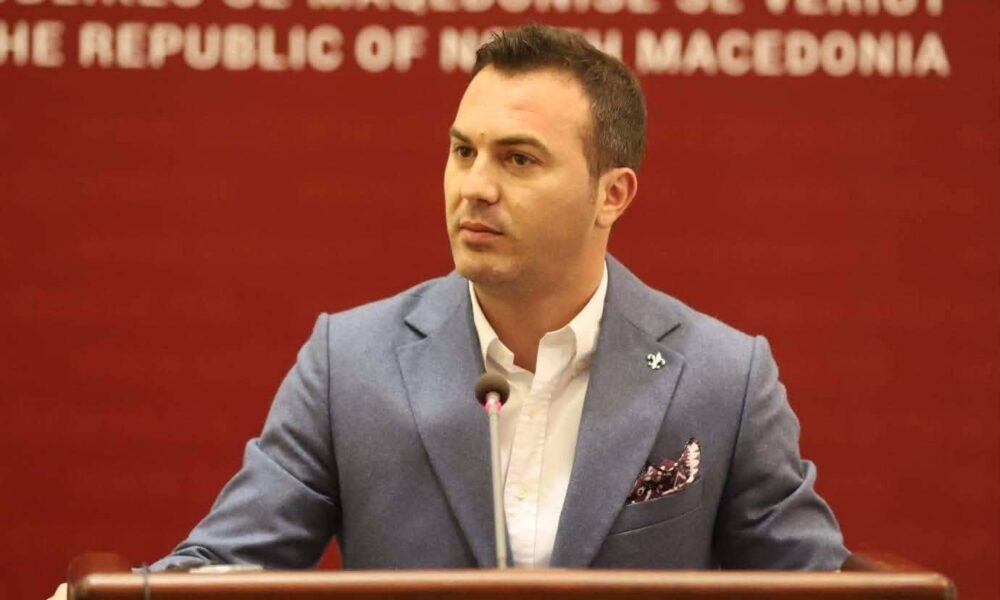 Ademi  3 goditje në një ditë   Mbyllet paralelja në shqip  9 shqiptarë nga 310 te pranuar në Akademi dhe glorifikohet krimineli i luftës Mlladiq